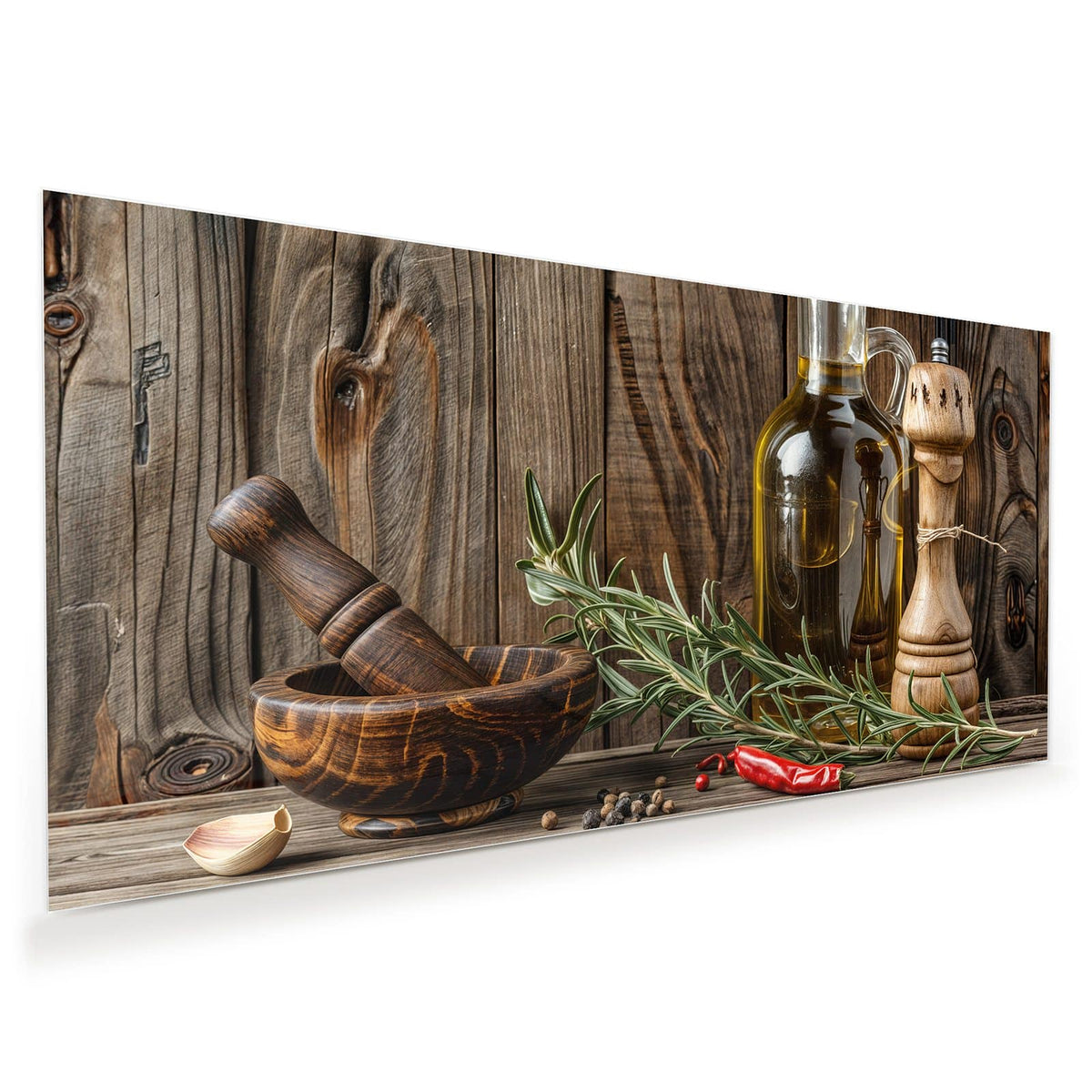 Holzmörser mit Stößel, Olivenölkaraffe, Pfeffermühle und Rosmarin vor einer Holzwand