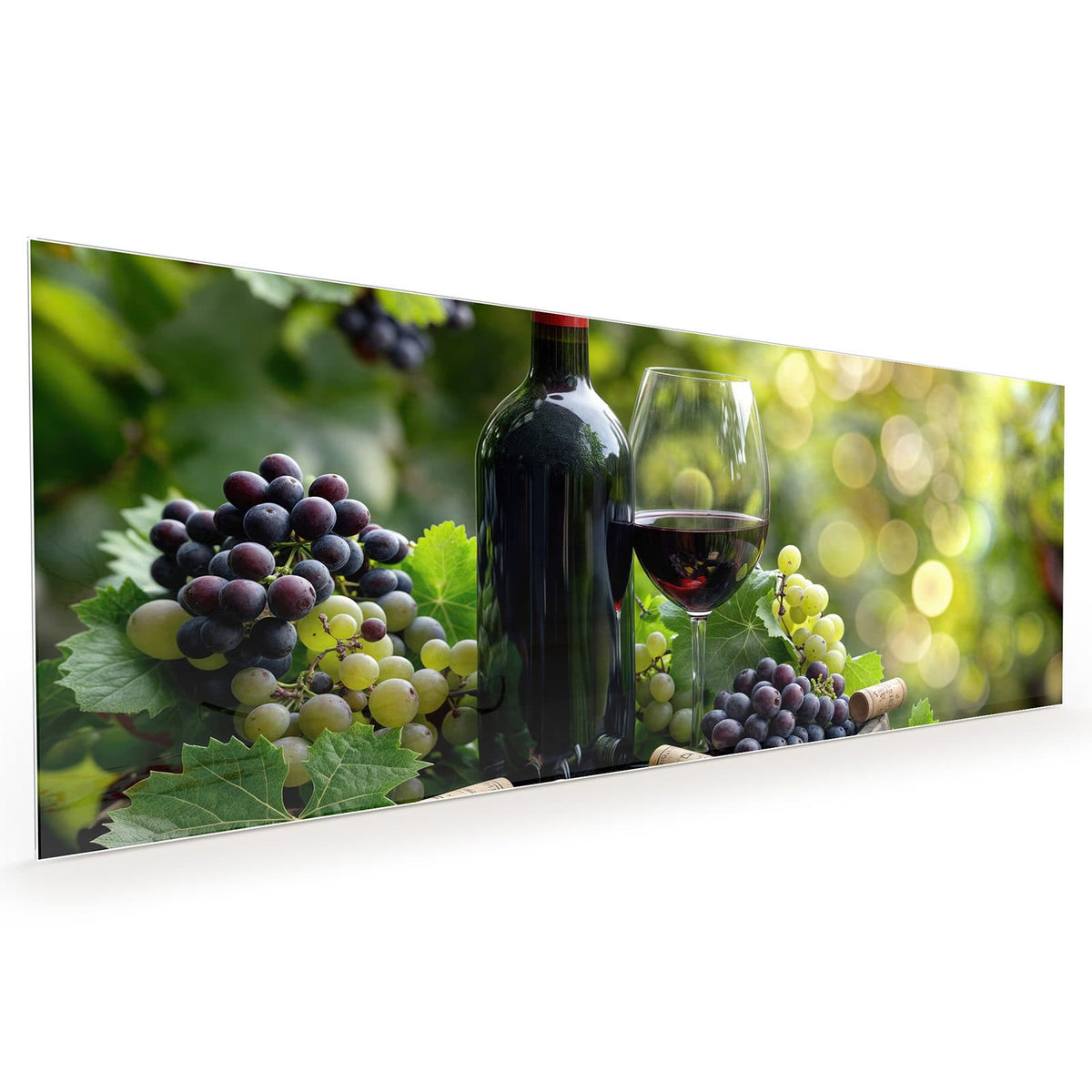 Küchenrückwand aus Glas im Hochformat: Rotweinflasche und gefülltes Glas auf einem Holzfass, umgeben von blauen und grünen Trauben, Korken und Weinlaub #grösse_40 x 100 cm #grösse_50 x 125 cm #grösse_60 x 150 cm