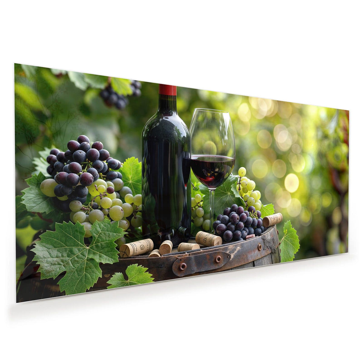 Rotweinflasche und gefülltes Glas auf einem Holzfass, umgeben von blauen und grünen Trauben, Korken und Weinlaub
