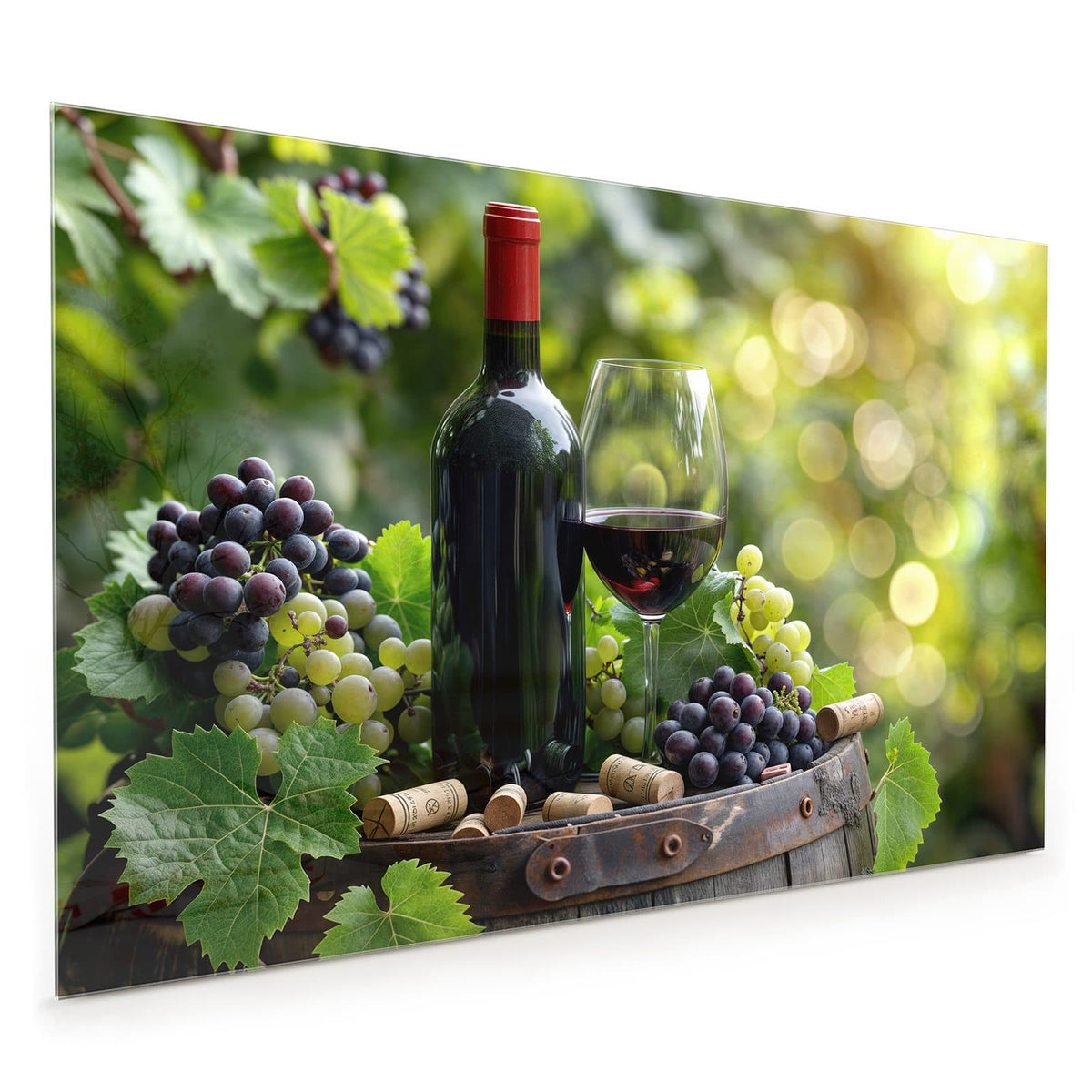 Küchenrückwand aus Glas im Hochformat: Rotweinflasche und gefülltes Glas auf einem Holzfass, umgeben von blauen und grünen Trauben, Korken und Weinlaub