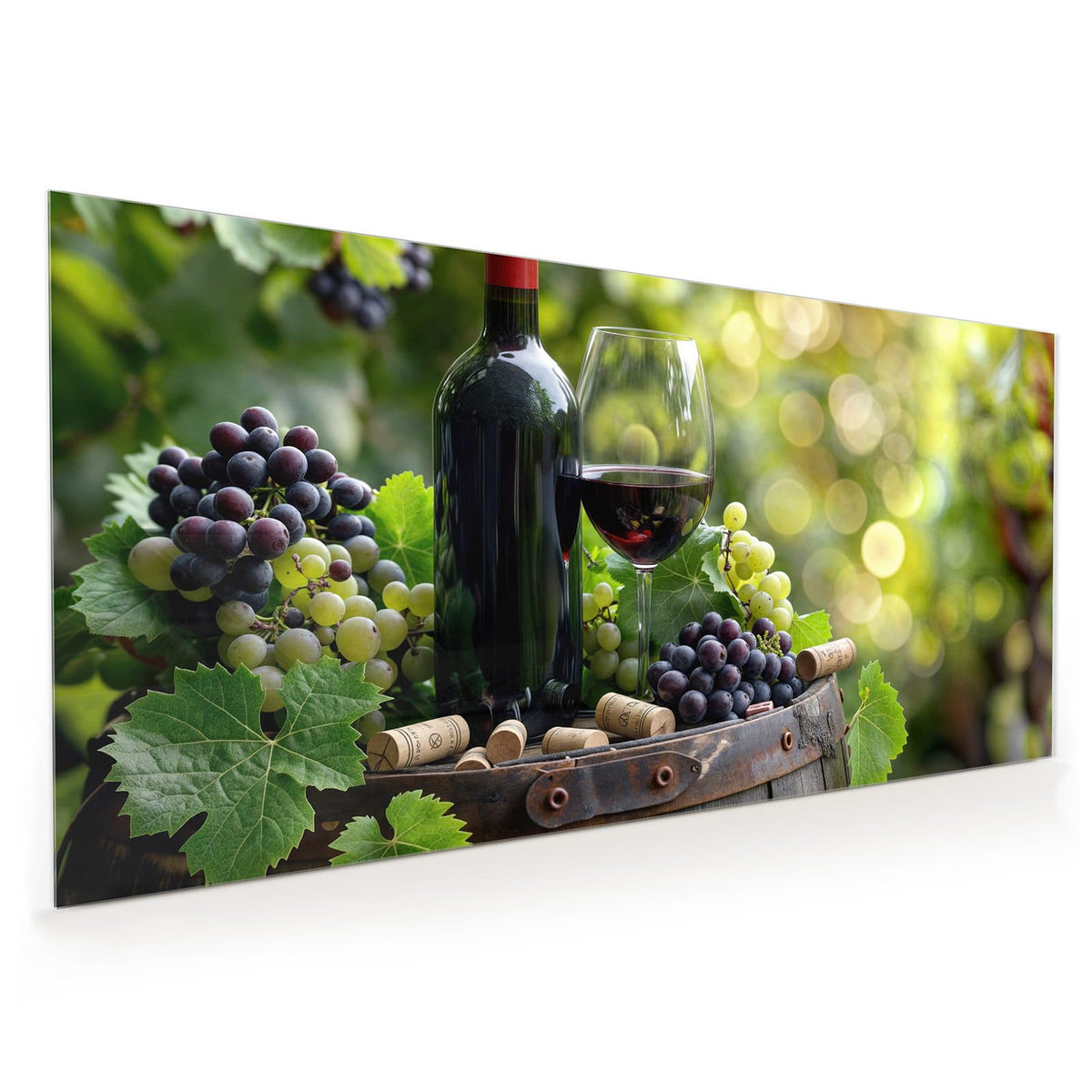 Küchenrückwand aus Glas im Hochformat: Rotweinflasche und gefülltes Glas auf einem Holzfass, umgeben von blauen und grünen Trauben, Korken und Weinlaub