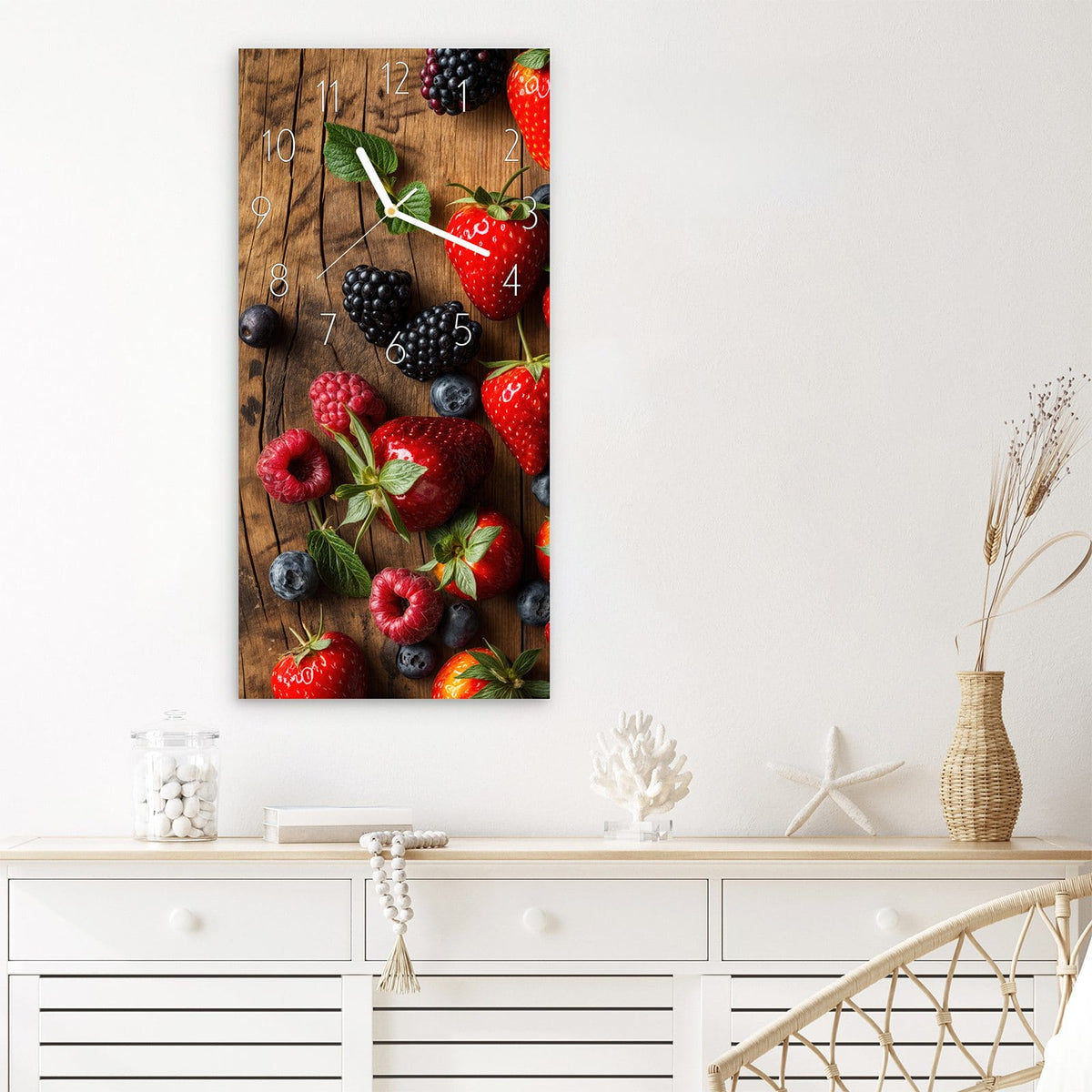 Wanduhr Frische Beeren Exquisit aus Glas – Vier Beerensorten auf rustikalem Holz