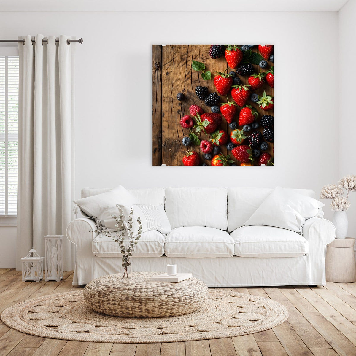 Glasbild Beerenmix auf Holz an der Wand – Erdbeeren, Brombeeren, Blaubeeren und Himbeeren mit Minze auf dunkel gemasertem Altholz