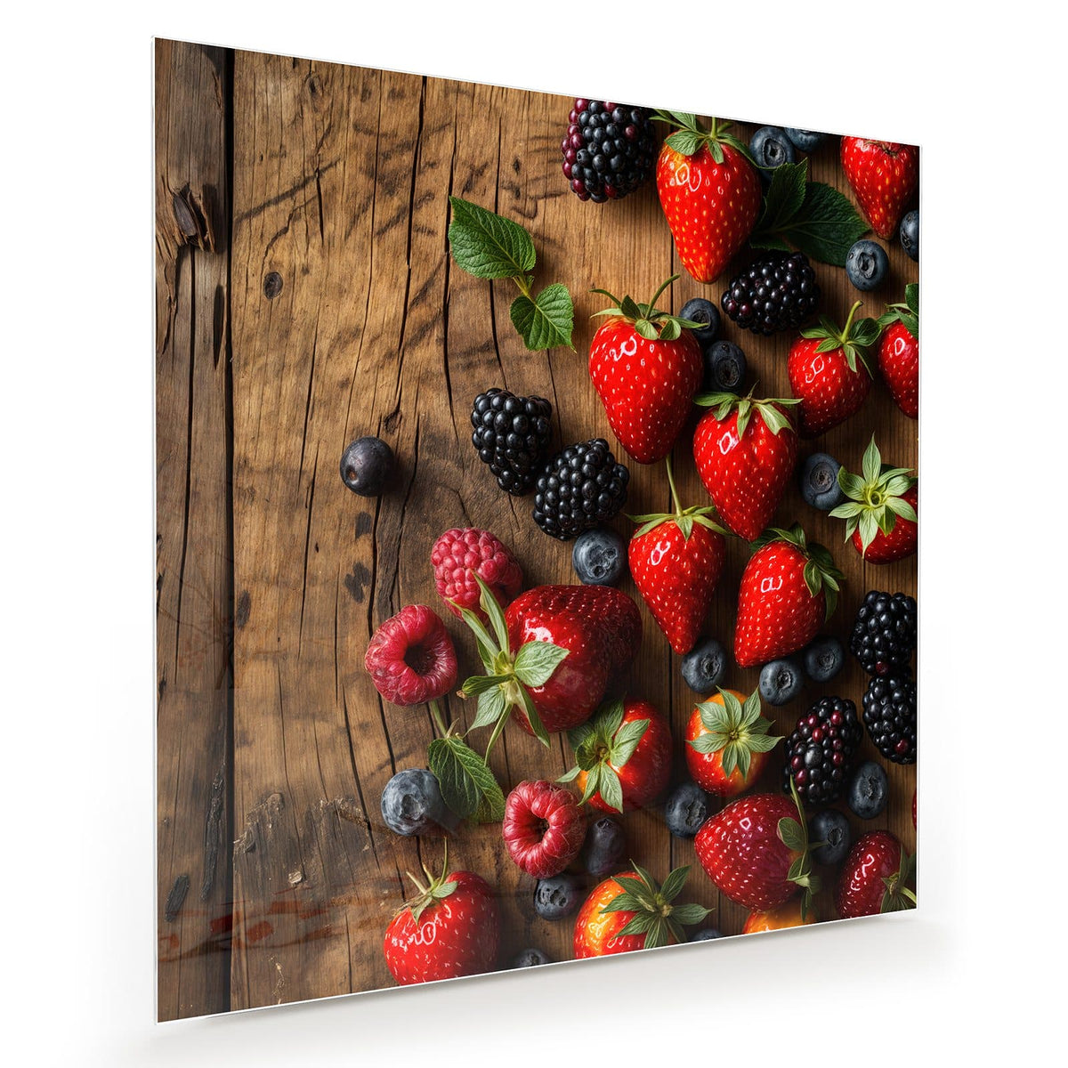 Erdbeeren, Brombeeren, Blaubeeren und Himbeeren mit Minze auf dunkel gemasertem Altholz