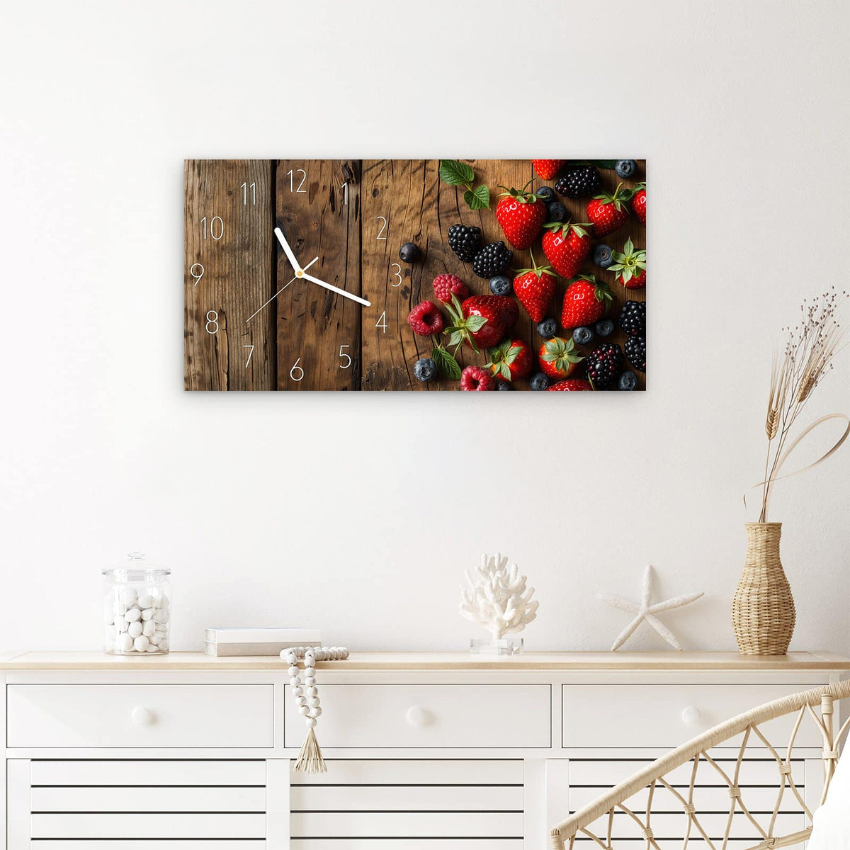 Wanduhr Frische Beeren Exquisit aus Glas – Querformat 60 × 30 cm – Vier Beerensorten auf rustikalem Holz