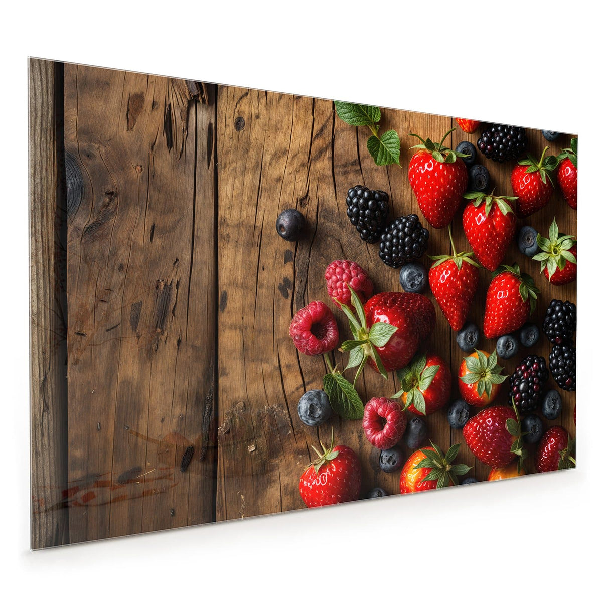 Küchenrückwand aus Glas im Hochformat mit Motiv Beerenmix auf Holz: Erdbeeren, Brombeeren, Blaubeeren und Himbeeren mit Minze auf dunkel gemasertem Altholz