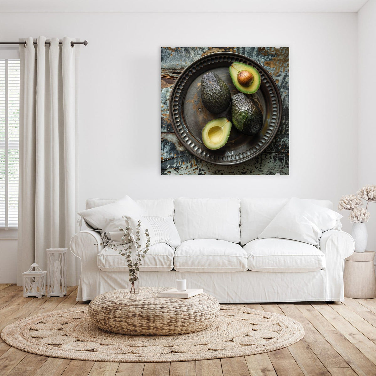 Glasbild Avocados auf Zinnteller an der Wand – Vier Avocados, zwei davon halbiert, auf dunklem Metallteller mit Perlrand auf verwittertem Holz