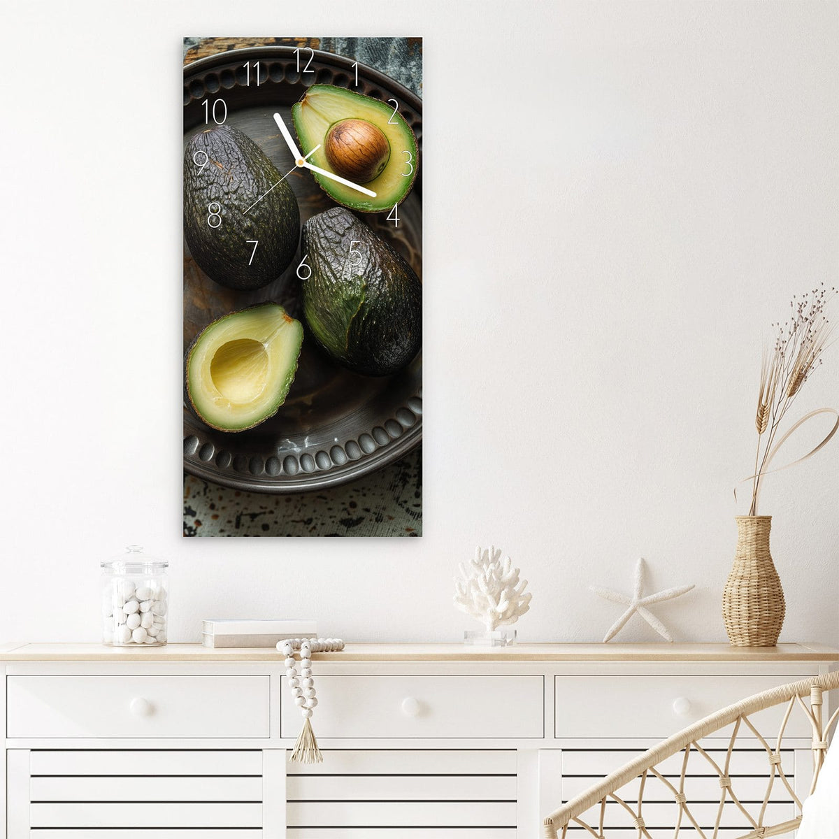 Wanduhr Avocados Holzteller aus Glas – Avocados auf verwittertem Holztisch