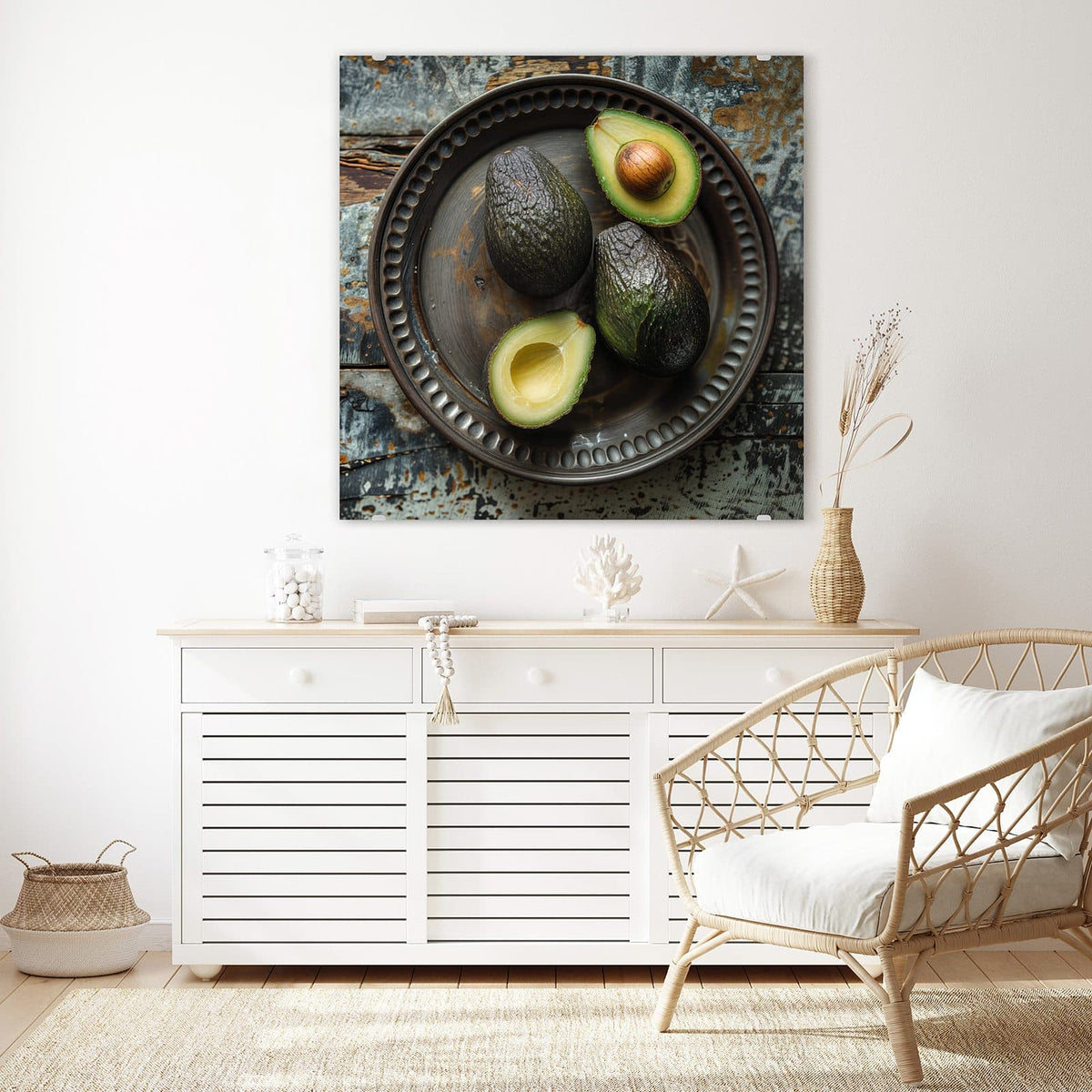 Glasbild Avocados auf Zinnteller an der Wand – Vier Avocados, zwei davon halbiert, auf dunklem Metallteller mit Perlrand auf verwittertem Holz