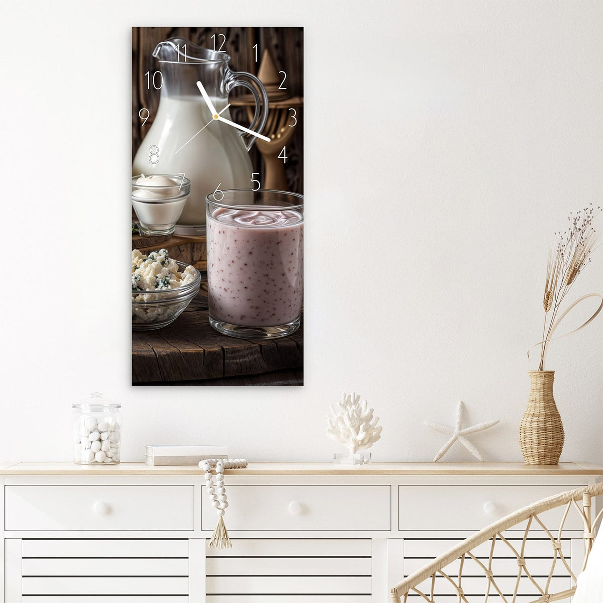 Wanduhr Käseplatte mit Milch aus Glas – Käsesorten und Milch auf Holztisch