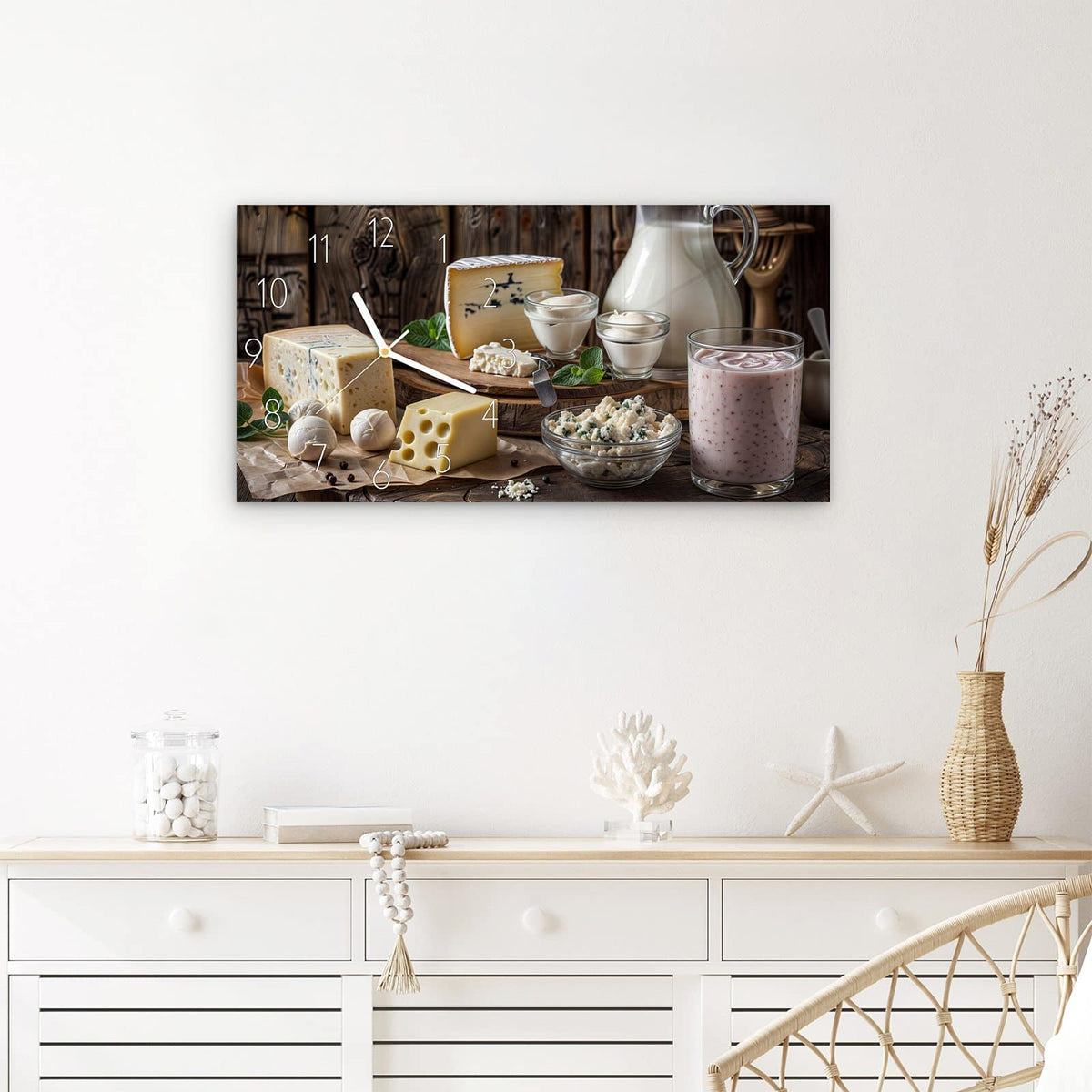 Wanduhr Käseplatte mit Milch aus Glas – Querformat 60 × 30 cm – Käsesorten und Milch auf Holztisch