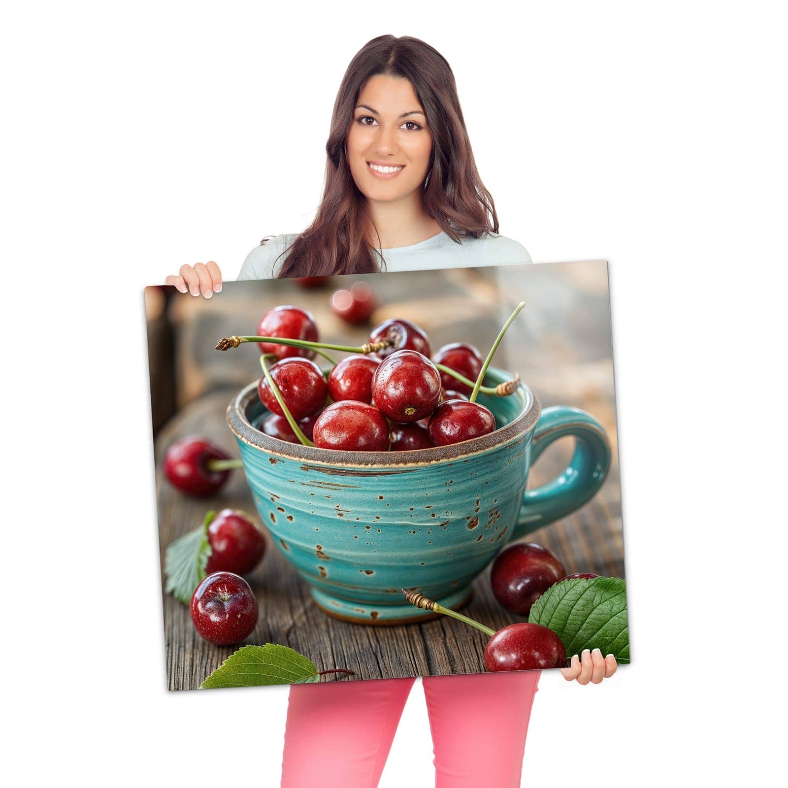 Herdabdeckplatte aus Glas mit Tasse mit Kirschen-Motiv wird zur Größendarstellung gehalten