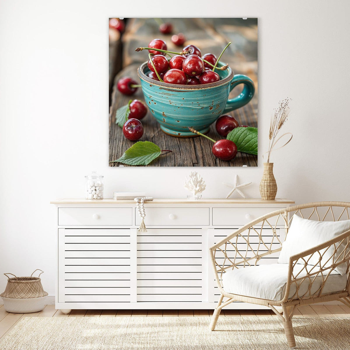 Glasbild Tasse mit Kirschen an der Wand – Türkisfarbene Keramiktasse voller dunkelroter Kirschen auf verwittertem Holz