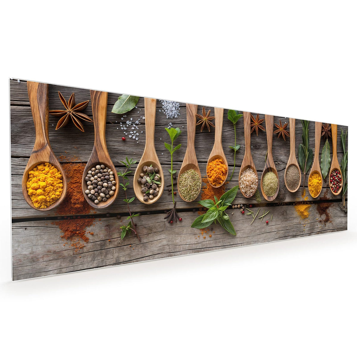 Küchenrückwand aus Glas im Hochformat mit Motiv Gewürzlöffel auf Holz: Reihe von Holzlöffeln mit Curry, Pfeffer, Kräutern und Salz auf grauem Scheunenholz