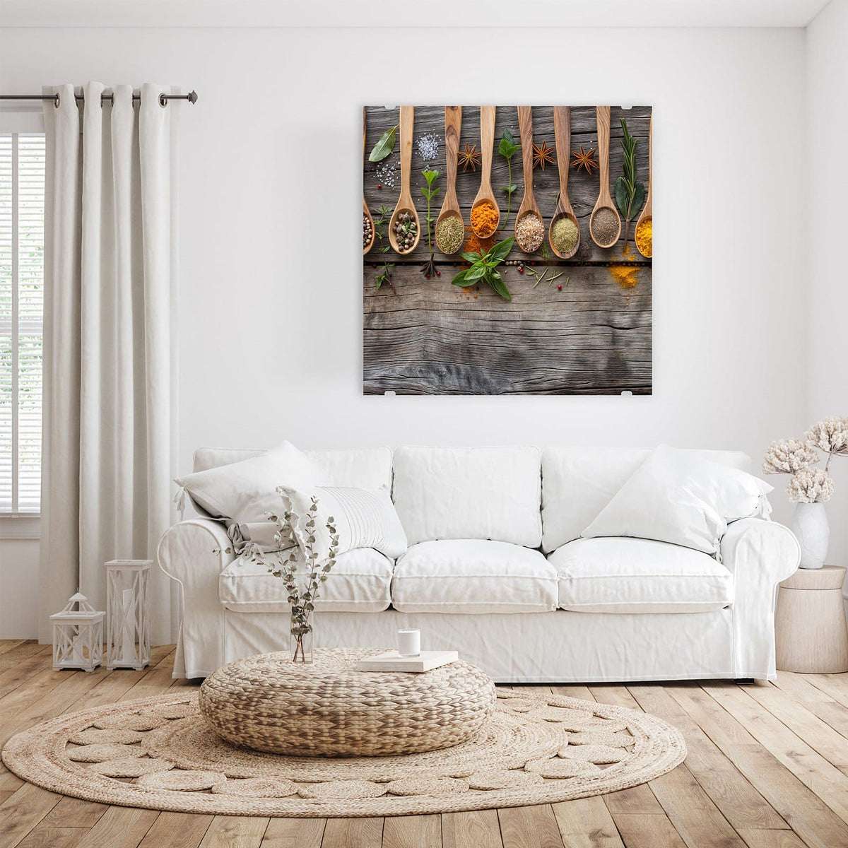 Glasbild Gewürzlöffel auf Holz an der Wand – Reihe von Holzlöffeln mit Curry, Pfeffer, Kräutern und Salz auf grauem Scheunenholz, untere Bildhälfte leer