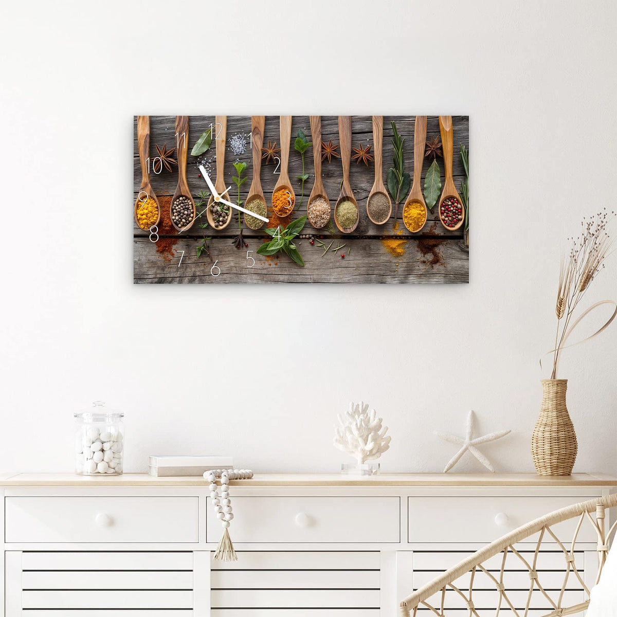 Wanduhr Sanfte Küchengewürze aus Glas – Querformat 60 × 30 cm – Gewürze in Holzlöffeln von oben