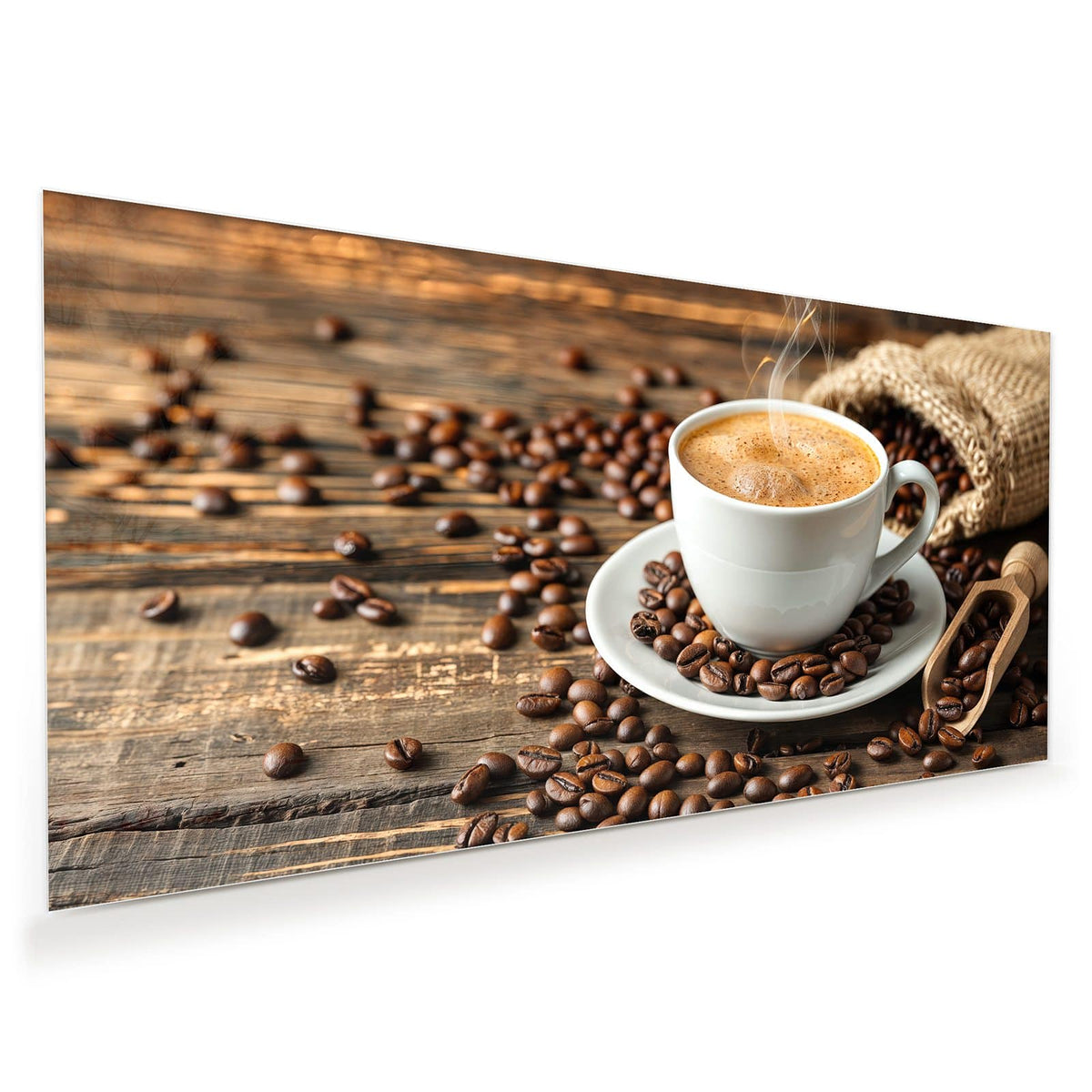 Dampfende weiße Tasse auf Untertasse, verstreute Bohnen, Jutesack und Holzschaufel auf dunklem Holz