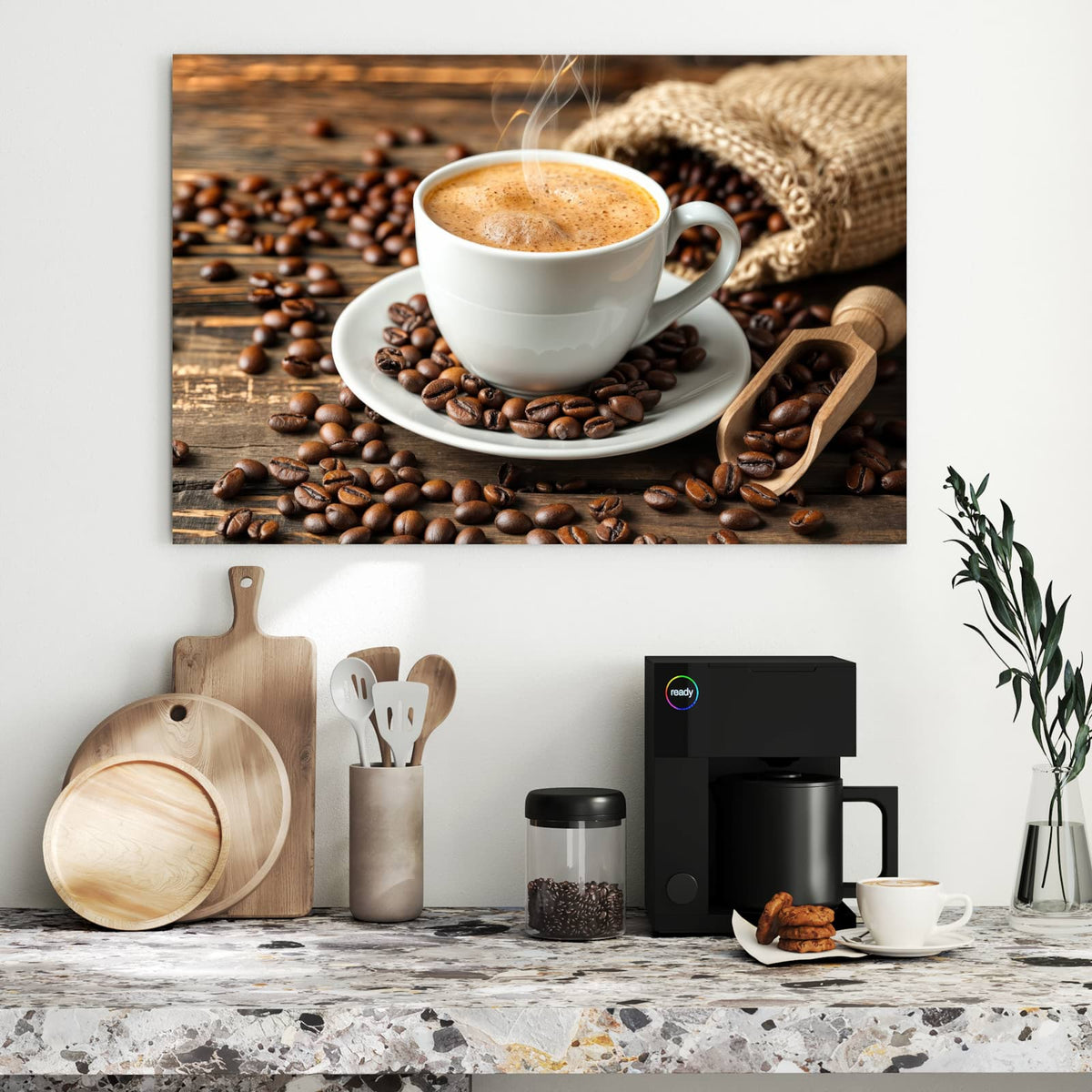 Dampfende weiße Tasse auf Untertasse, verstreute Bohnen, Jutesack und Holzschaufel auf dunklem Holz