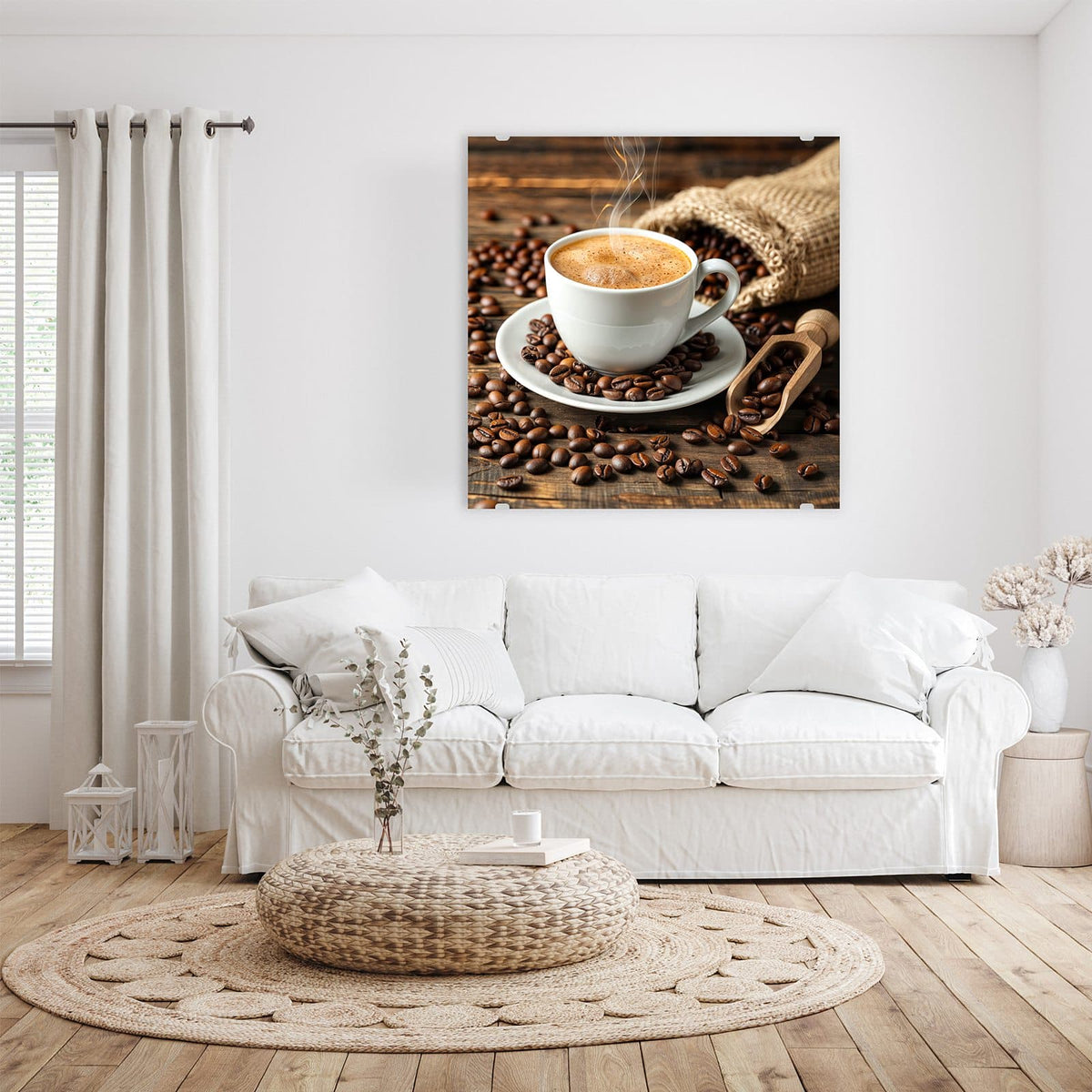 Dampfende weiße Tasse auf Untertasse, verstreute Bohnen, Jutesack und Holzschaufel auf dunklem Holz