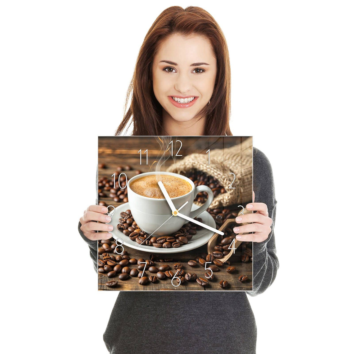Dampfende weiße Tasse auf Untertasse, verstreute Bohnen, Jutesack und Holzschaufel auf dunklem Holz