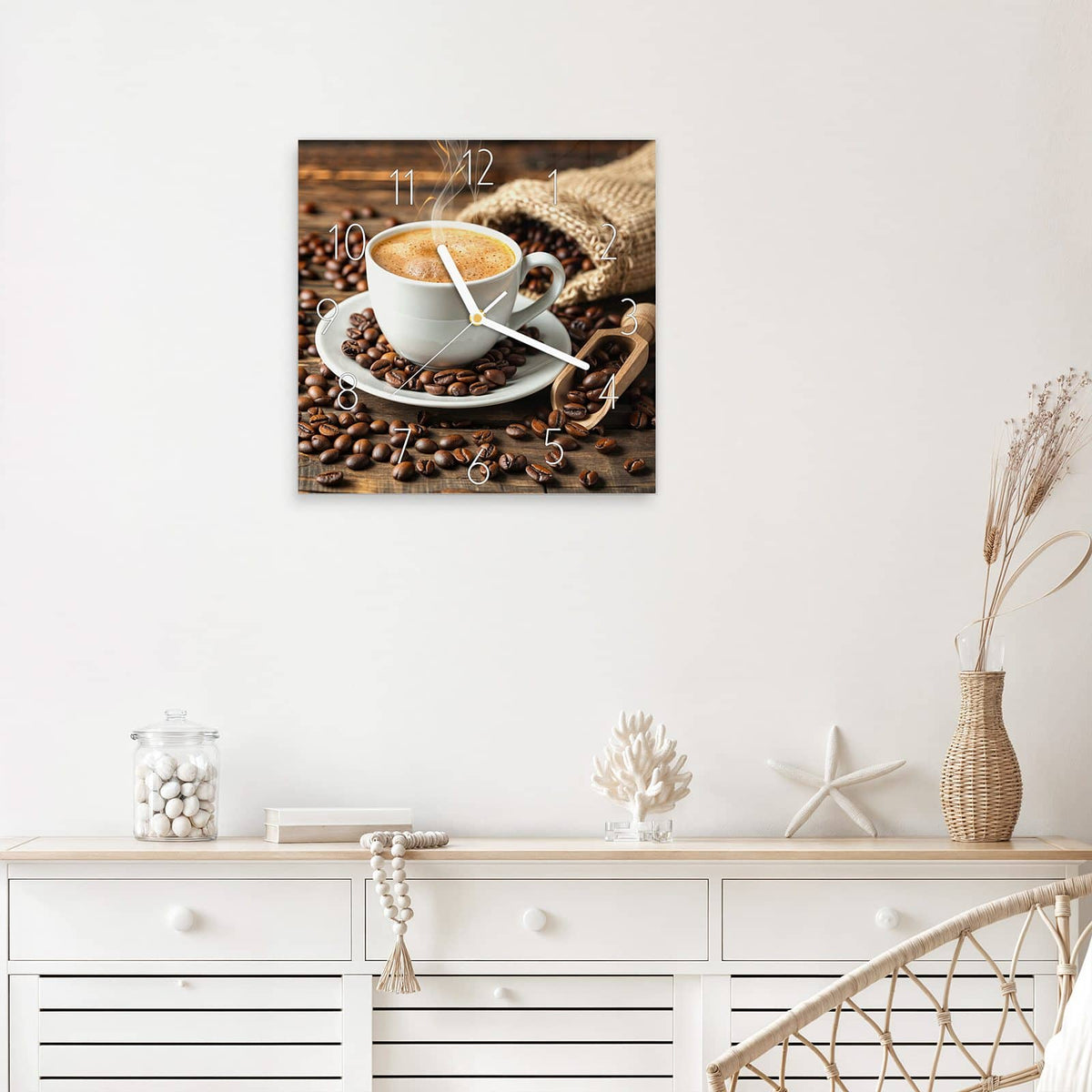 Wanduhr Kaffee mit Holzschaufel aus Glas – Quadratisch 30 × 30 cm – Dampfende Tasse neben Jutesack