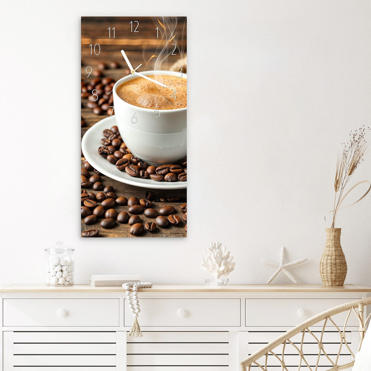 Wanduhr Kaffee Geniessen aus Glas – Dampfende Tasse neben Jutesack