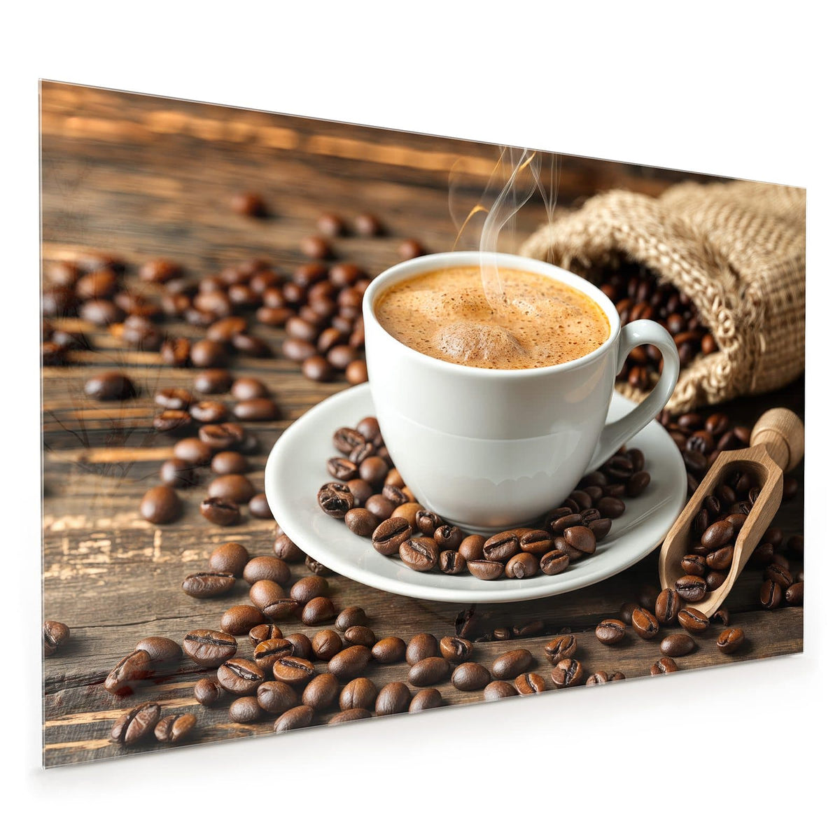 Küchenrückwand aus Glas im Hochformat mit Motiv Kaffee mit Holzschaufel: Dampfende weiße Tasse auf Untertasse, verstreute Bohnen