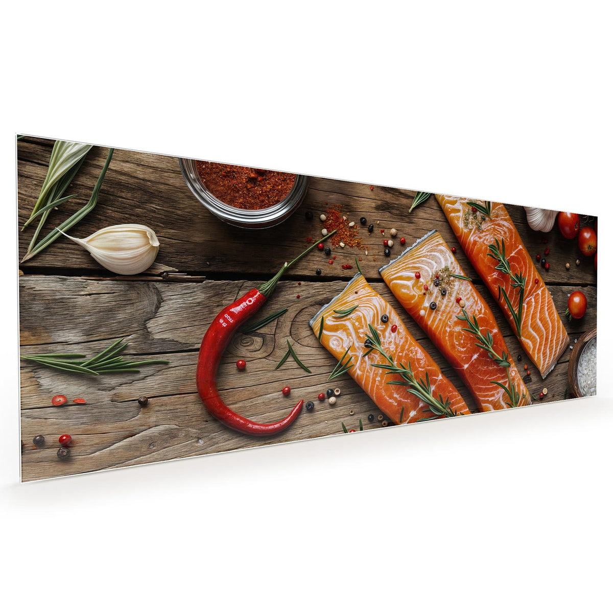 Küchenrückwand aus Glas im Hochformat: Drei rohe Lachsfilets auf Holz, mit Rosmarinzweigen, Knoblauch, Tomaten und bunten Pfefferkörnern. #grösse_40 x 100 cm #grösse_50 x 125 cm #grösse_60 x 150 cm
