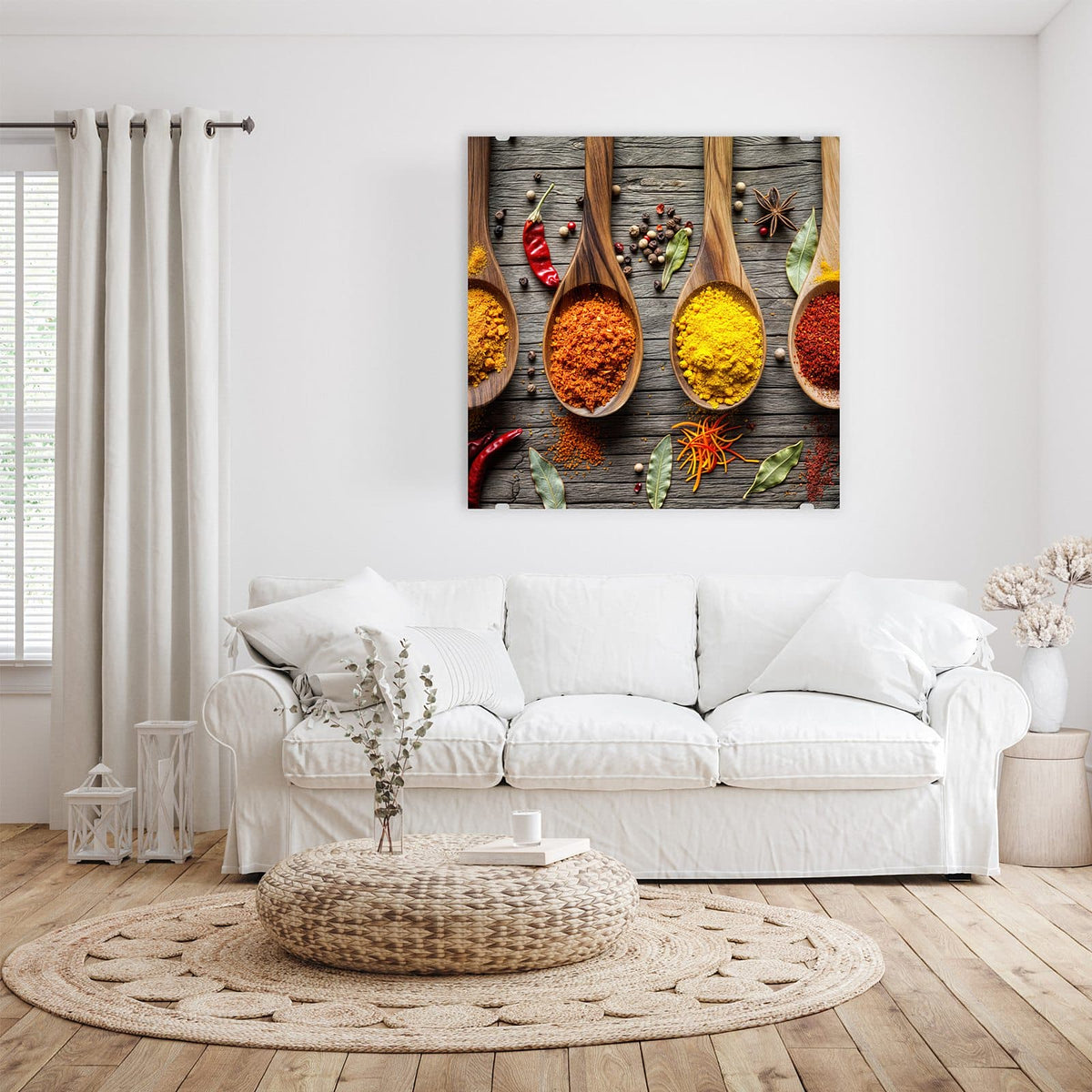 Glasbild Gewürzpulver auf Löffeln an der Wand – Vier große Holzlöffel mit gemahlenen Gewürzen in Gelb, Orange und Rot auf grauem Holz