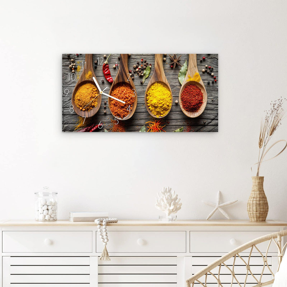 Wanduhr Gewürze auf Löffeln aus Glas – Querformat 60 × 30 cm – Vier Holzlöffel mit bunten Gewürzen
