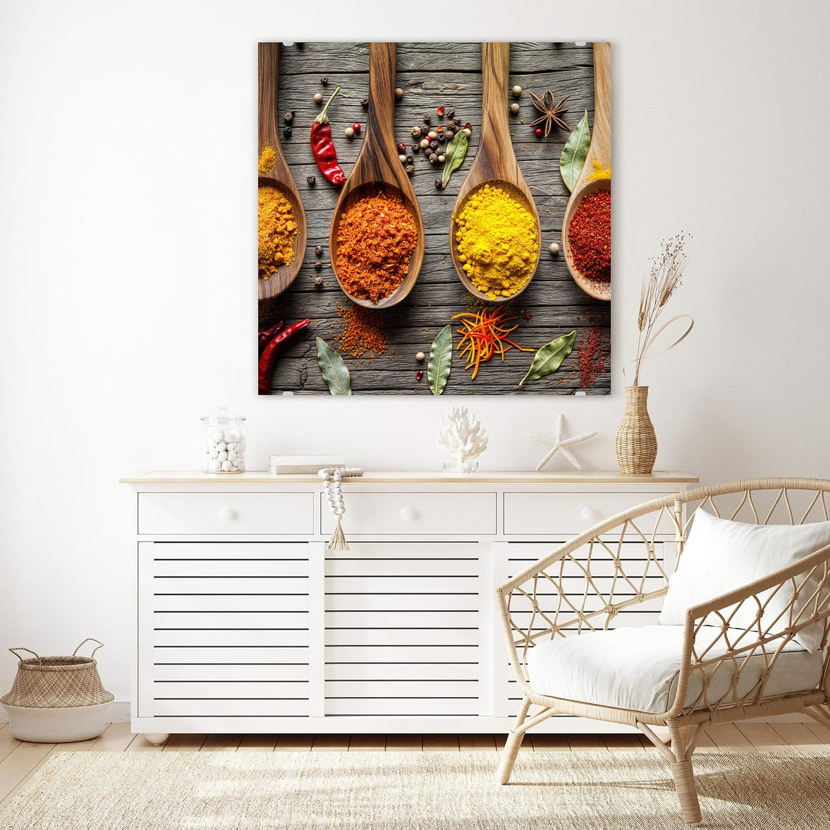 Glasbild Gewürzpulver auf Löffeln an der Wand – Vier große Holzlöffel mit gemahlenen Gewürzen in Gelb, Orange und Rot auf grauem Holz
