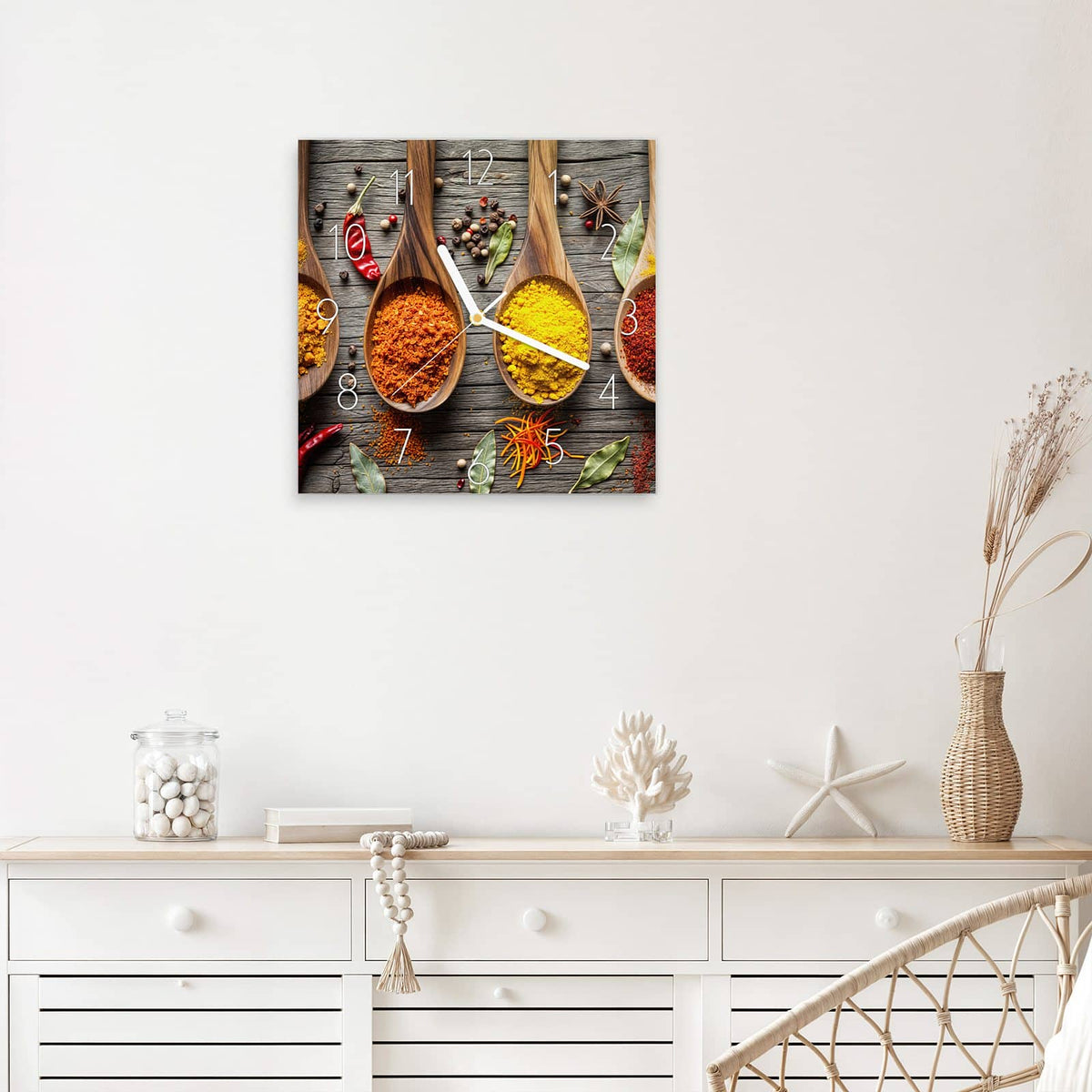 Wanduhr Gewürzpulver auf Löffeln aus Glas – Quadratisch 30 × 30 cm – Vier Holzlöffel mit bunten Gewürzen