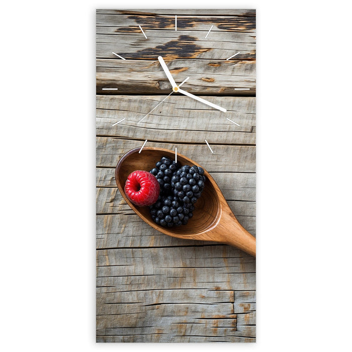 Wanduhr Holzlöffel mit Beeren aus Glas – Hochformat 30 × 60 cm mit Ziffernblatt Linie