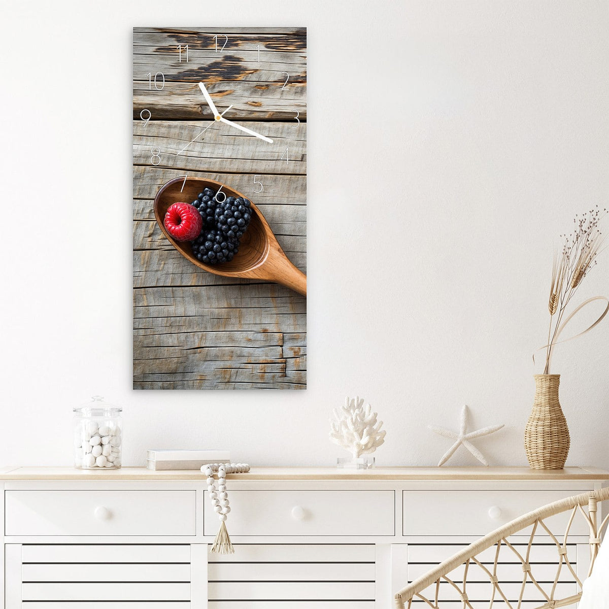 Wanduhr Holzlöffel mit Beeren aus Glas – Fünf Holzlöffel voller Beeren