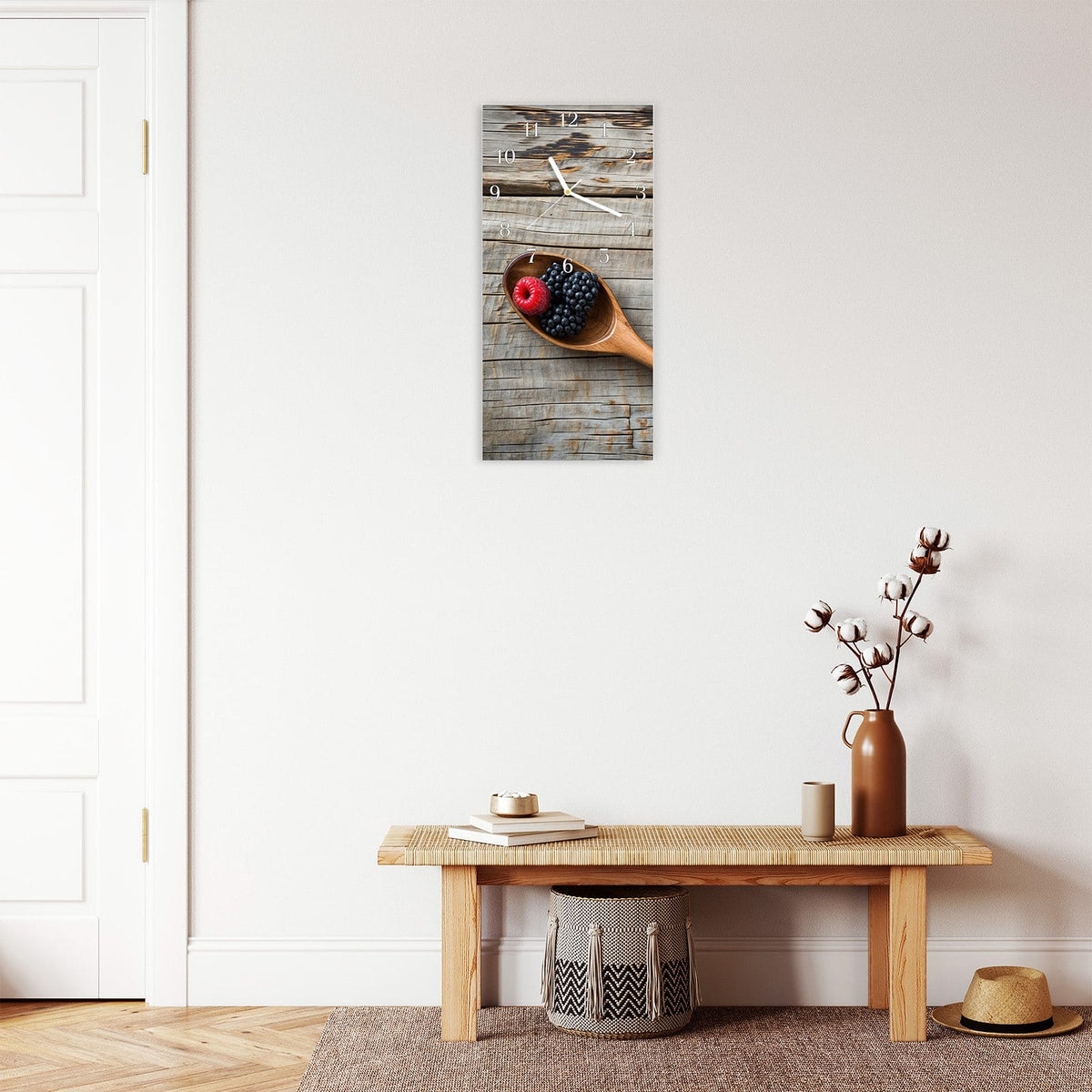 Moderne Wanduhr aus Glas mit Farbtiefe – Wanduhr Holzlöffel mit Beeren aus Glas – Hochformat 30 × 60 cm