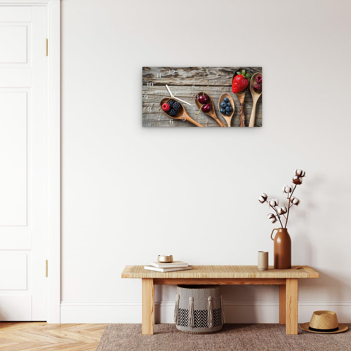 Moderne Wanduhr aus Glas mit Farbtiefe – Wanduhr Holzlöffel mit Beeren aus Glas – Querformat 60 × 30 cm