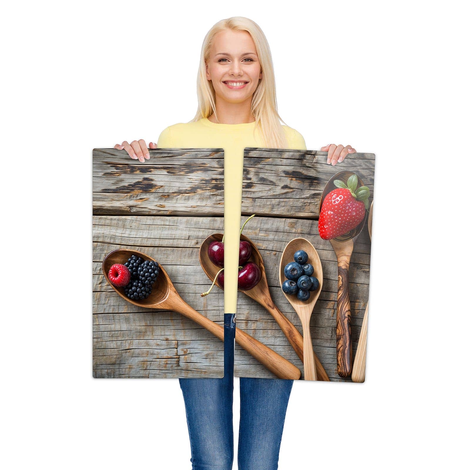 2-teilige Ceranfeldabdeckungen mit Holzlöffel mit Beeren-Motiv werden zur Größendarstellung gehalten