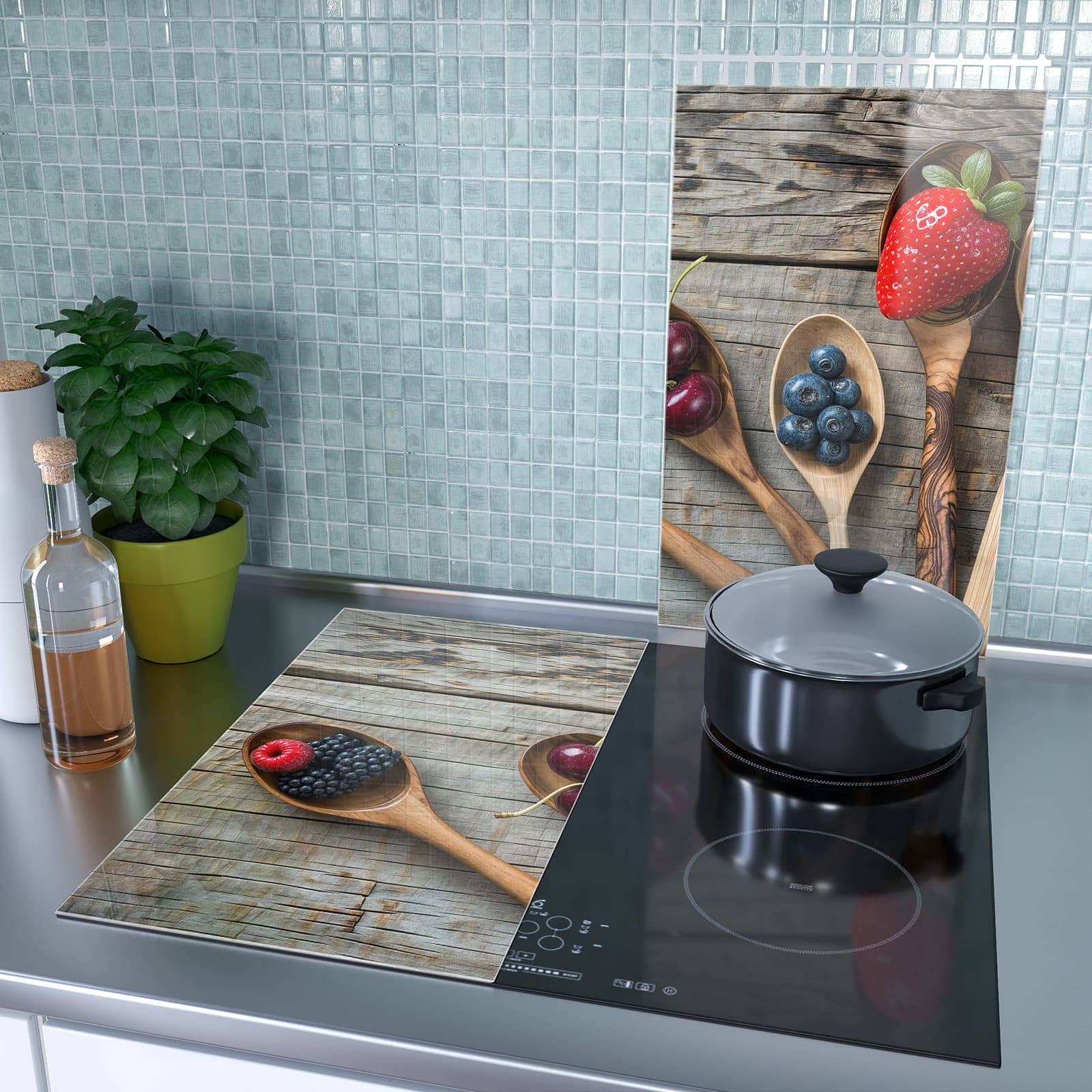2-teilige Abdeckplatten mit Holzlöffel mit Beeren-Motiv als Spritzschutz hinter dem Kochfeld
