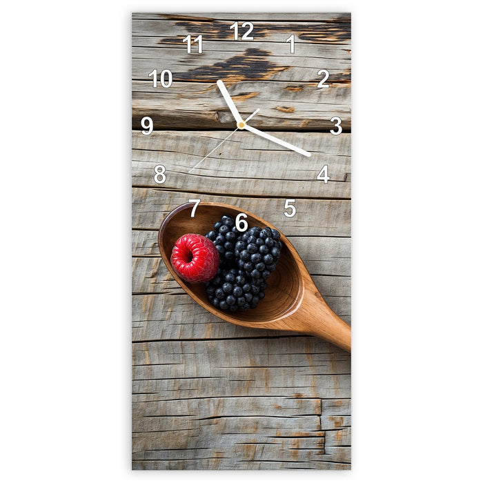 Wanduhr Holzlöffel mit Beeren aus Glas – Hochformat 30 × 60 cm mit Ziffernblatt Modern