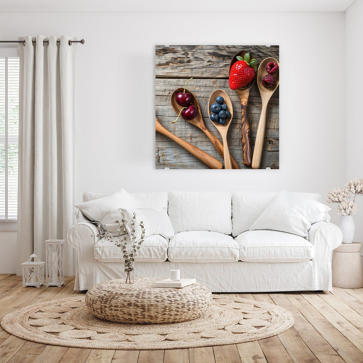 Glasbild Holzlöffel mit Beeren an der Wand – Vier Holzlöffel mit Kirschen, Blaubeeren, Erdbeere und Himbeeren auf grauem Holz