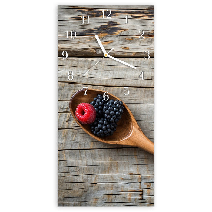 Wanduhr Holzlöffel mit Beeren aus Glas – Hochformat 30 × 60 cm mit Ziffernblatt Klassisch