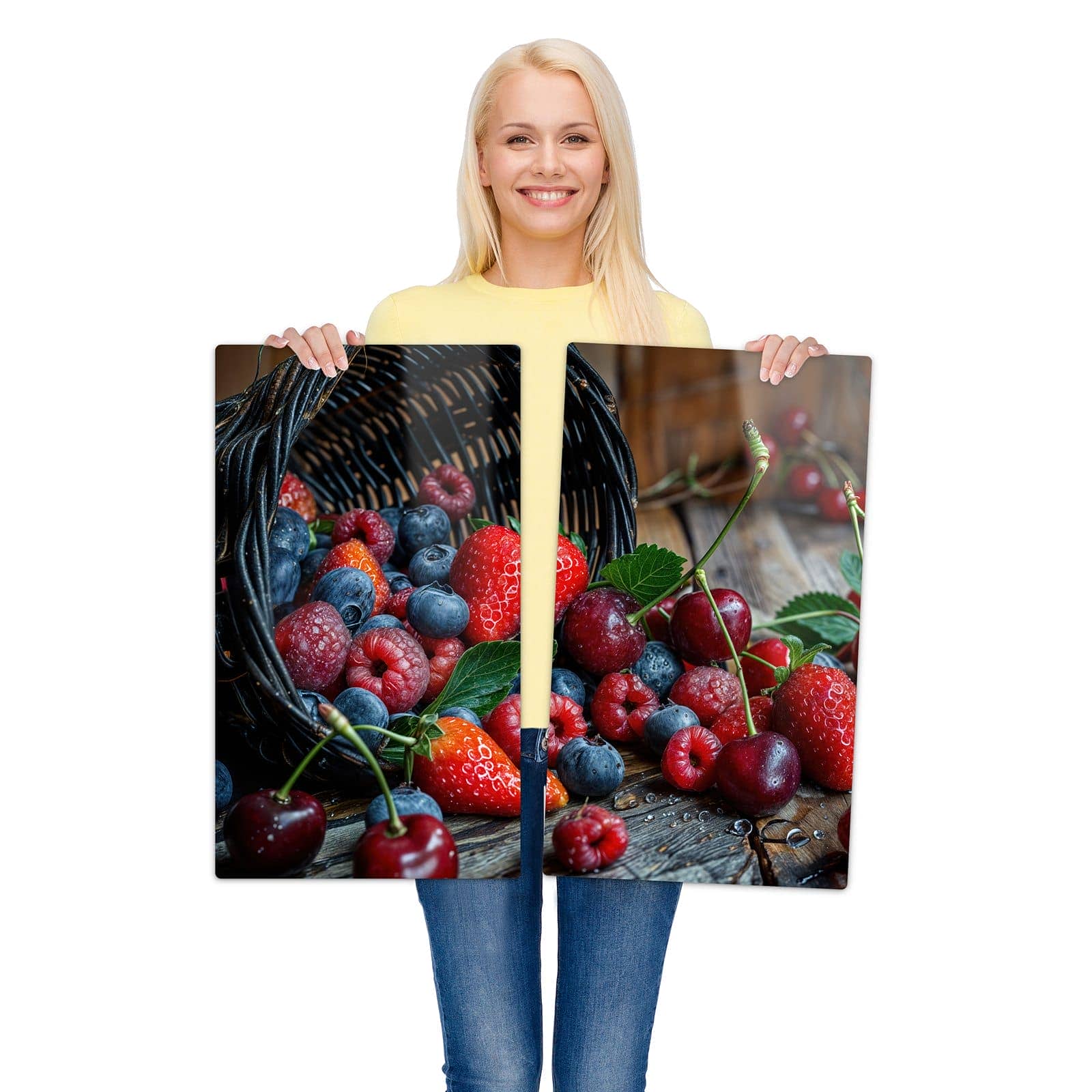 2-teilige Herdabdeckplatte aus Glas mit Frische Beerenkorb-Motiv wird zur Größendarstellung gehalten