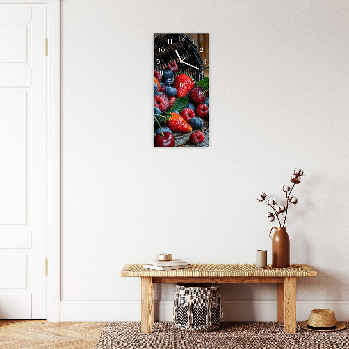 Moderne Wanduhr aus Glas mit Farbtiefe – Wanduhr Frische Beerenkorb aus Glas – Hochformat 30 × 60 cm