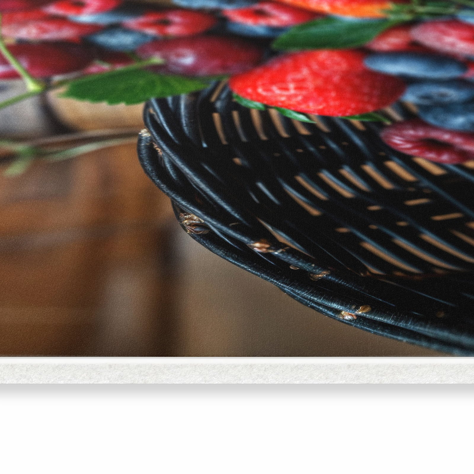 Fleckenresistenter rutschfester Läufer mit Motiv Frische Beerenkorb in seitlicher Ansicht