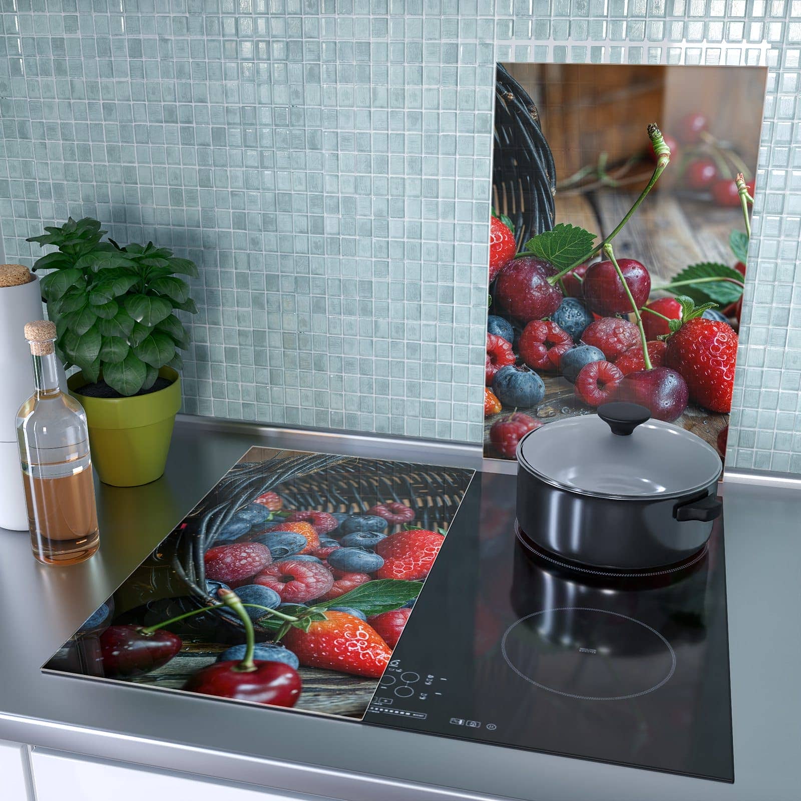 2-teilige Ceranfeldabdeckungen mit Frische Beerenkorb-Motiv als Spritzschutz hinter dem Kochfeld