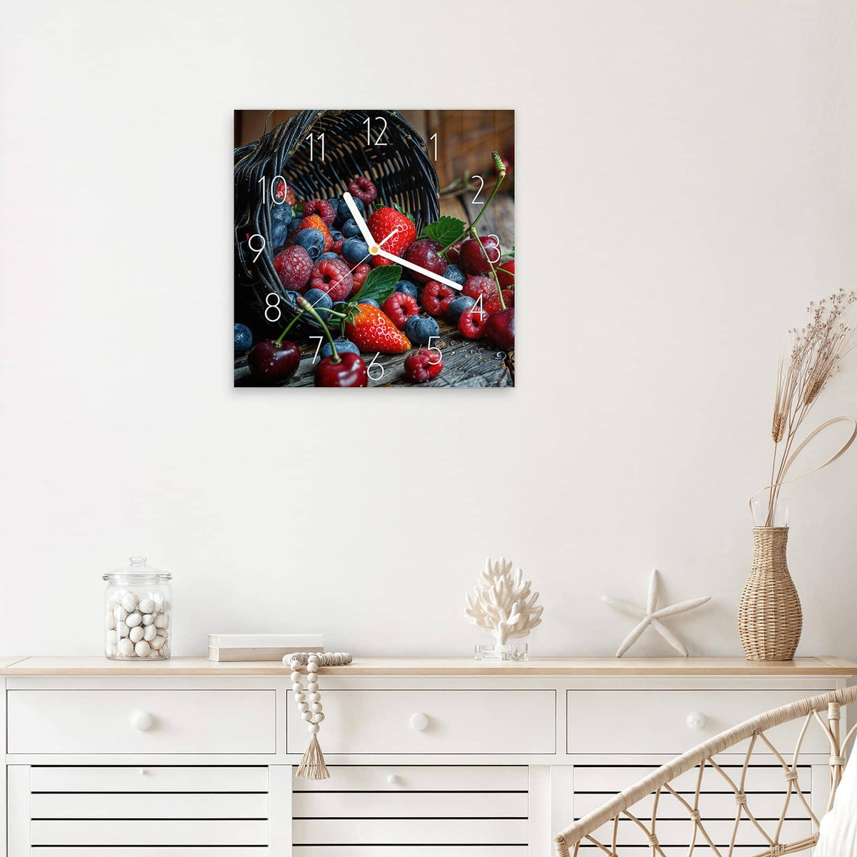 Wanduhr Umgekippter Beerenkorb aus Glas – Quadratisch 30 × 30 cm – Umgekippter Korb voller Beeren
