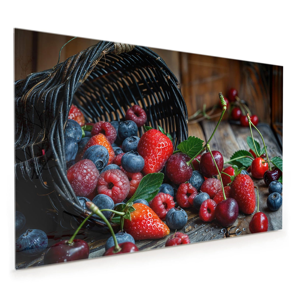 Küchenrückwand aus Glas im Hochformat mit Motiv Umgekippter Beerenkorb: Umgekippter Weidenkorb, aus dem Erdbeeren, Heidelbeeren