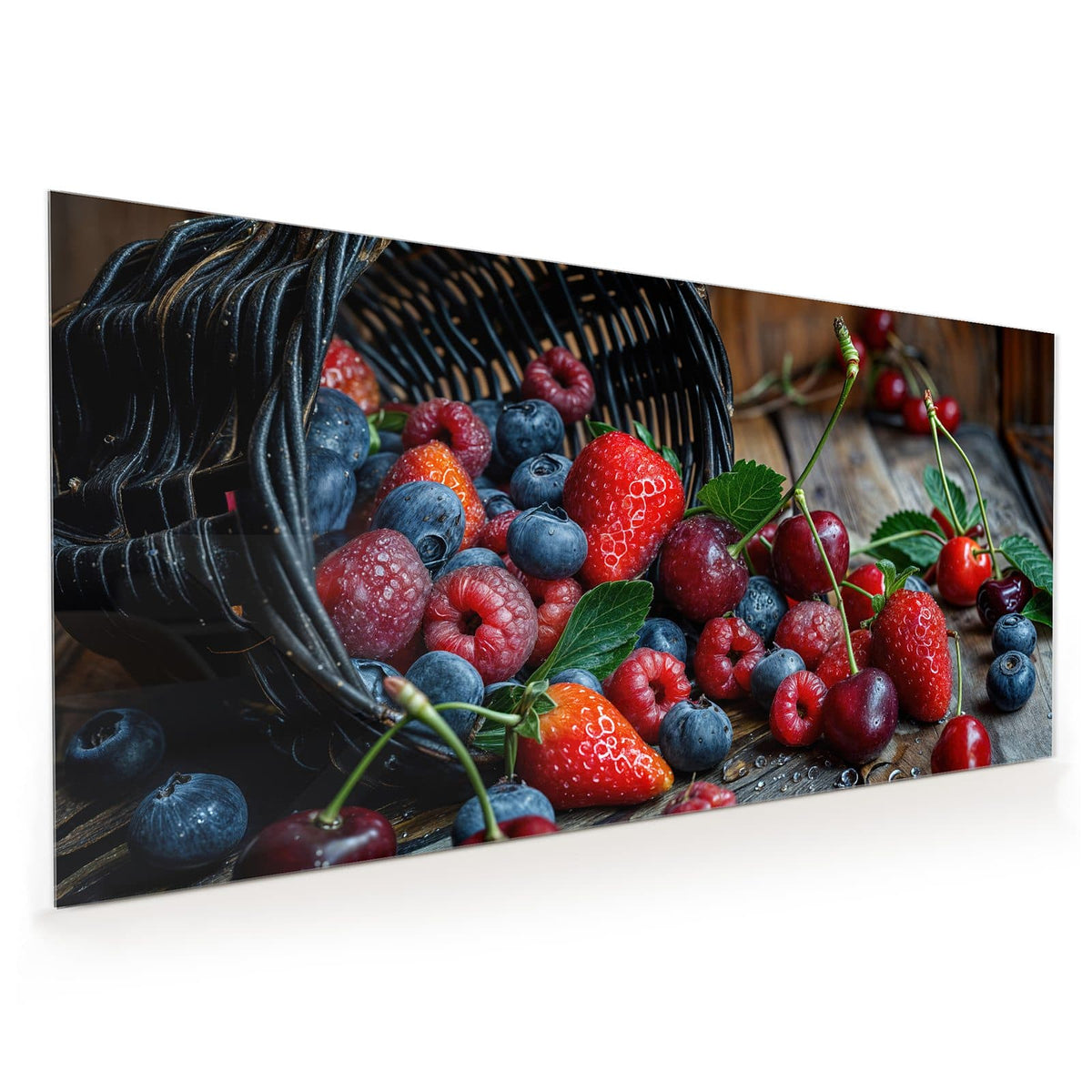 Küchenrückwand aus Glas im Hochformat mit Motiv Umgekippter Beerenkorb: Umgekippter Weidenkorb, aus dem Erdbeeren, Heidelbeeren