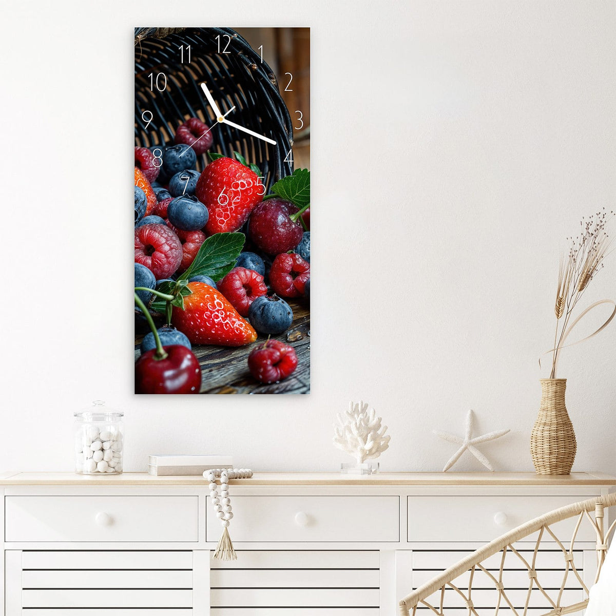 Wanduhr Frische Beerenkorb aus Glas – Umgekippter Korb voller Beeren