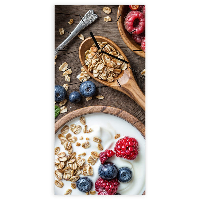 Wanduhr Beeriges Müsli aus Glas – Hochformat 30 × 60 cm mit Ziffernblatt Linie